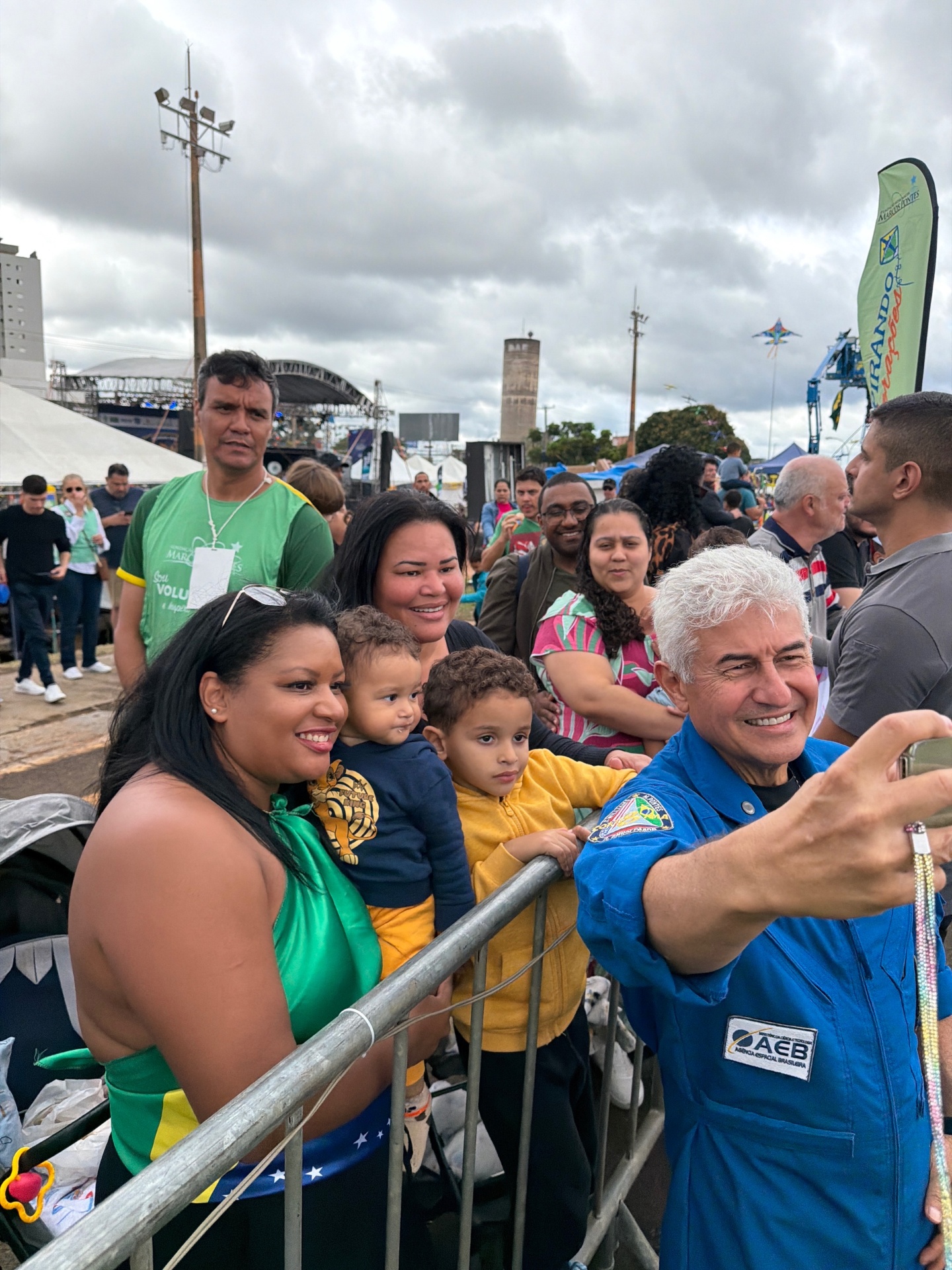 Astronauta Marcos Pontes tirando selfie com visitantes no Arraiá Aéreo 2026